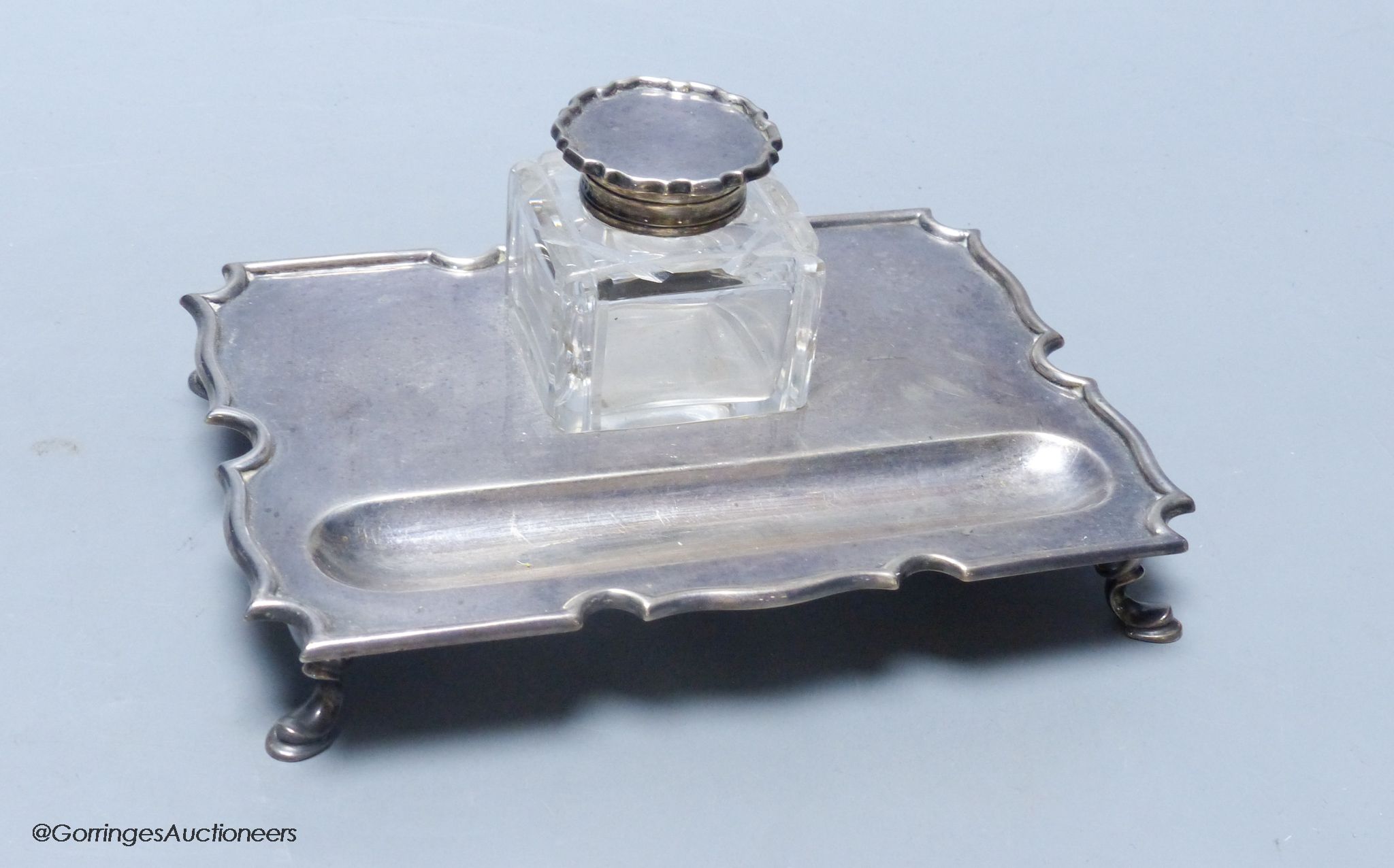 A George V silver rectangular inkstand, by Charles Stuart Harris & Sons, London, 1913, 17cm, stand, 6.5oz.